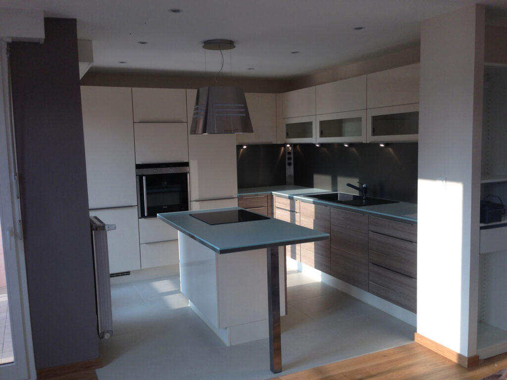 Création d'une cuisine moderne avec ilot central