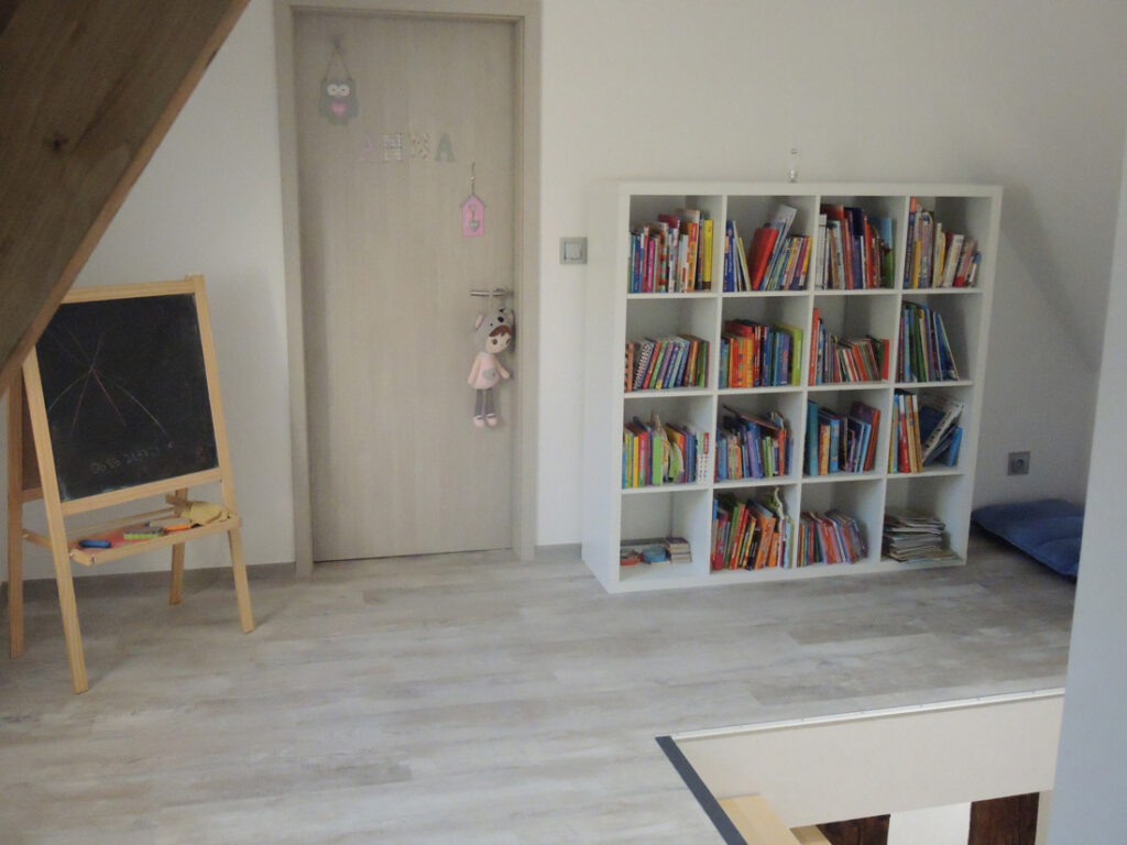 Ajout d'un revêtement en PVC imitation parquet